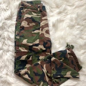 ARMY CAMO URBAN OUTFITTERS ADJUSTABLE CARGO PANTS